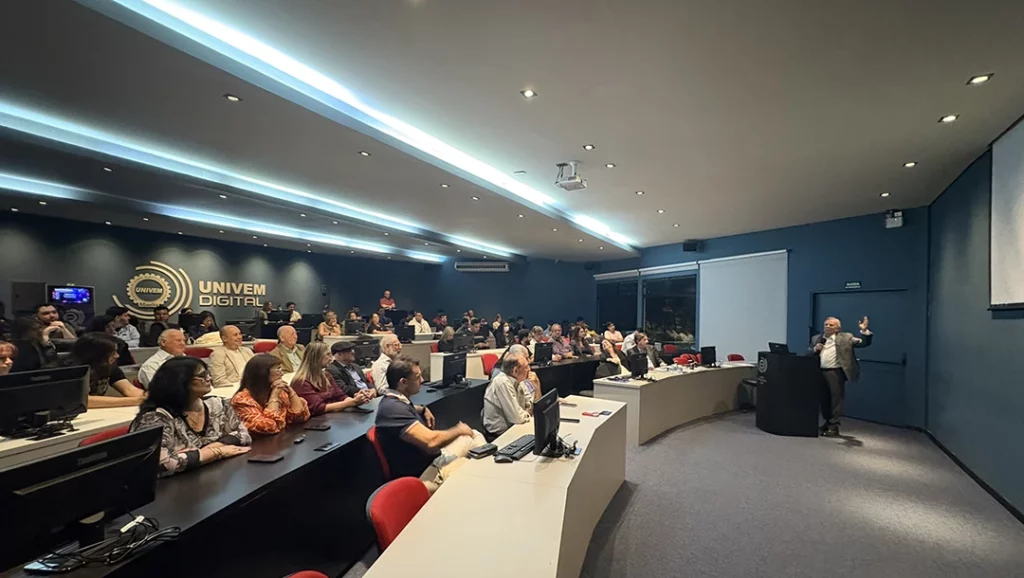 Visão geral do auditório do UNIVEM durante a inauguração do Centro Internacional de Certificação Profissional em 2025. 