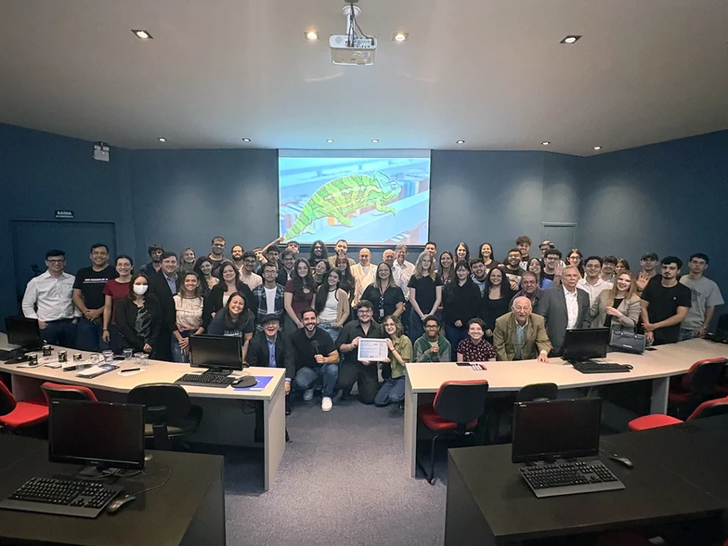 Grupo reunido na inauguração do Centro Internacional de Certificação Profissional do UNIVEM em Marília.