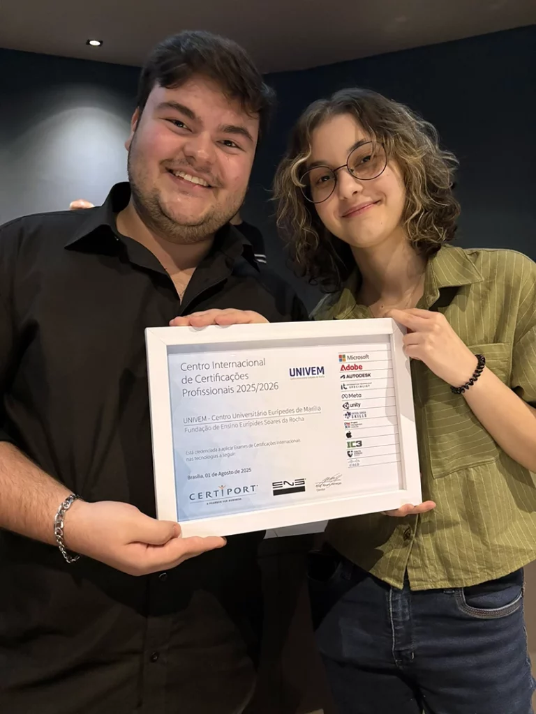 Vinícius e Letícia, alunos de Design Gráfico do UNIVEM, primeiros certificados Adobe em 2025 no Centro de Certificação Internacional da instituição.